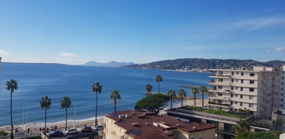 Vue panoramique sur la mer Méditerranée depuis l'appartement